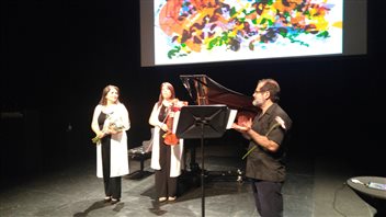 La pianista Araceli Salazar, la violinista Paulina Derbez y el artista visual Jaime Luján en la presentación del concierto Paisajes Sonoros.