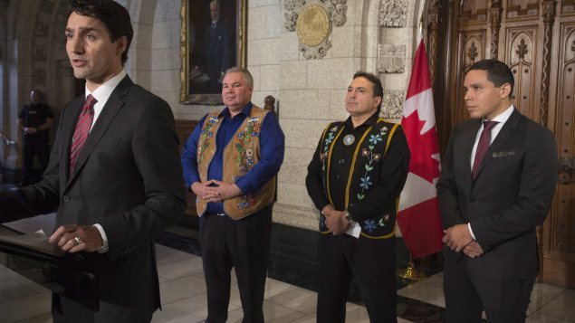 El primer ministro Justin Trudeay y los jefes, Perry Bellegarde, Jefe nacional de la Asamblea de Primeras Naciones (APN); Natan Obed, presidente de la Asociación Inuit Tapirit Kanatami y David Chartand, presidente de la Reagrupación Nacional de Mestizos (RNM) y presidente de la Federación de Mestizos de Manitoba, MMF.