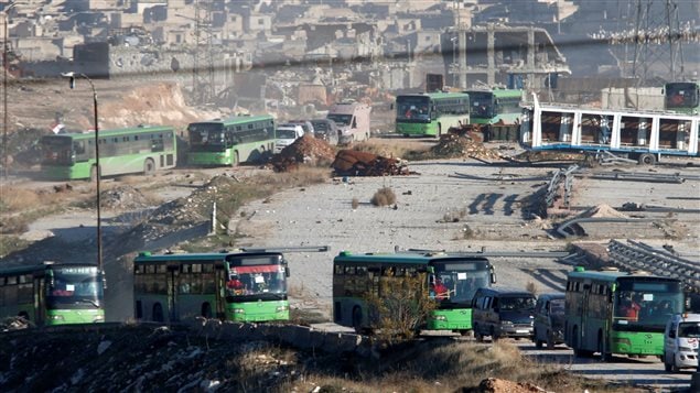Des ambulances et des bus évacuant les gens qui quittent une partie rebelle d'Alep, en Syrie, décembre 2016. Des ambulances et des bus évacuant les gens qui quittent une partie rebelle d'Alep, en Syrie, décembre 2016.