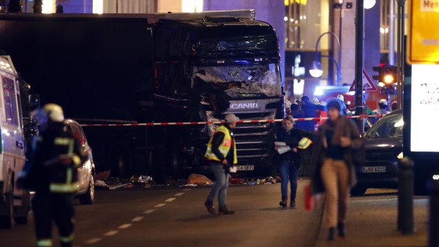 Las autoridades alemanas siguen buscando pistas en el lugar en el que un camión atropelló a decenas de personas, en Berlín.
