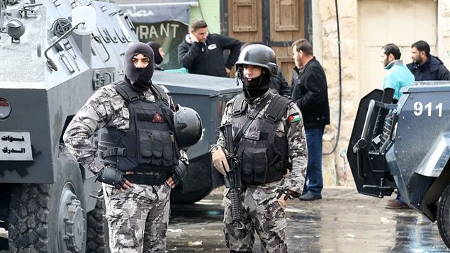 Les forces de sécurité jordaniennes se tiennent en garde près du château des Croisés le 19 décembre 2016 à Karak, au sud de la capitale Amman, un jour après une attaque qui a tué 10 personnes, y compris une touriste canadienne. 