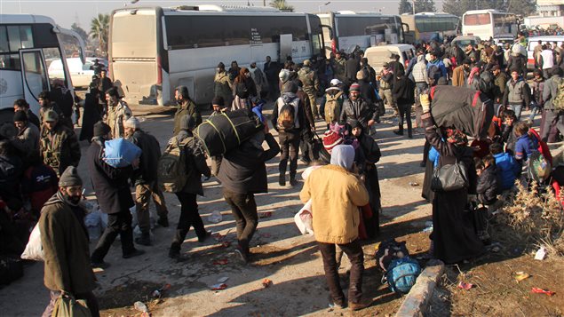 Rebeldes y civiles son evacuados de Alepo.