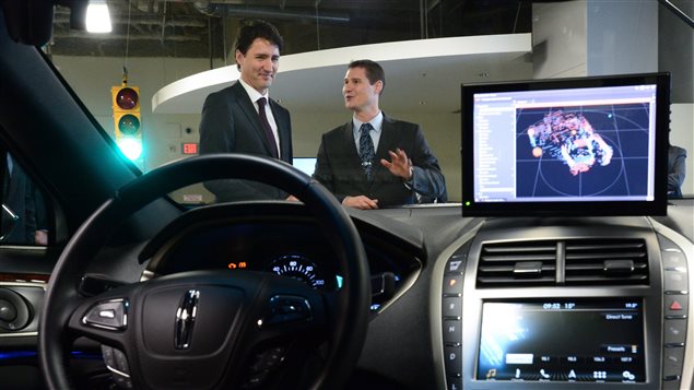 Le directeur de l’ingénierie chez Blackberry QNX, Sheridan Ethier, discutant avec le premier ministre du Canada, Justin Trudeau lors de sa visite des installation de Blackberry QNX à Ottawa lundi le 19 décembre 2016.