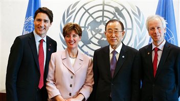 Le Premier ministre canadien, Justin Trudeau, la ministre canadienne de développement international Marie-Claude Bibeau, le Secrétaire général des Nations Unies, Ban Ki-moon, et le ministre canadien des Affaires étrangères Stéphane Dion