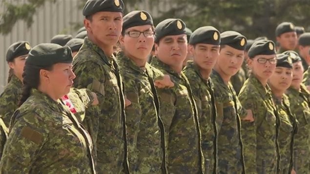 Reclutas indígenas del oeste canadiense se gradúan después de un curso de formación básica de seis semanas “Águila intrépida”, en Wainwright, Alberta.
