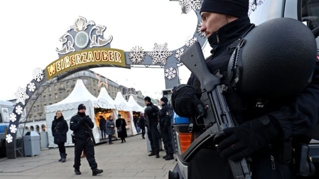 شرطي أمام سوق الميلاد في مدينة هامبورغ في المانيا