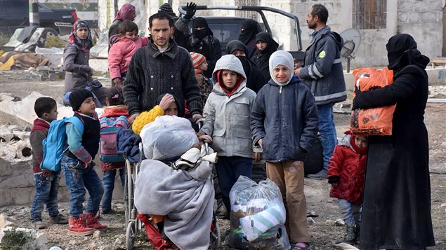 Une famille syrienne prête à fuir la ville d’Alep au début du mois de décembre 2016. 