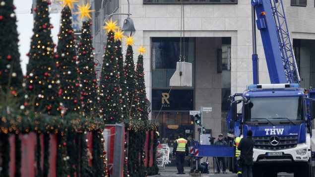 Las autoridades instalaron bloques de cemento en el acceso al mercado navideño de Berlín. 