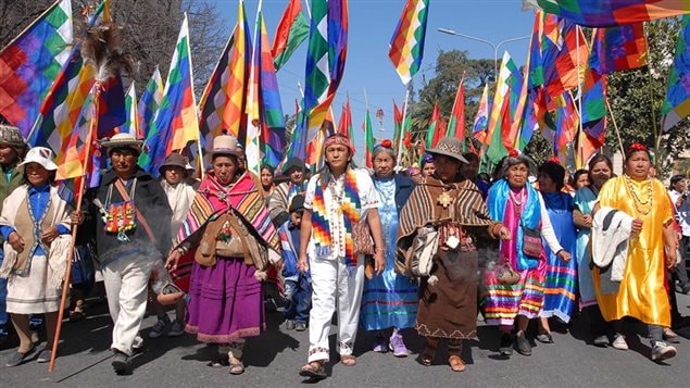 La líder argentina Milagro Sala (centro) en una marcha indígena.