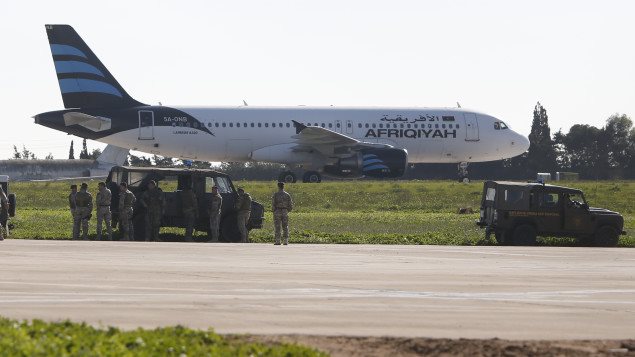 El avión libio secuestrado en la pista de aterrizaje del aeropuerto internacional de Malta. 