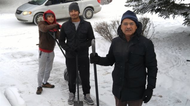 几位陌生男子上门为Cindy铲除车道上的积雪