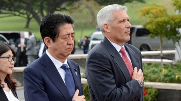 El primer ministro de Japón, Shinzo Abe, y el Director del Cementerio Memorial Nacional del Pacífico, James Horton, en Honolulu, Hawái.