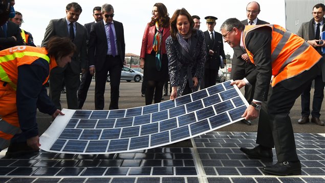 La première route solaire au monde a été inaugurée par la ministre française de l’Environnement, de l’Énergie et de la Mer, Ségolène Royal, dans le village de Tourouvre-au-Perche, en Normandie.