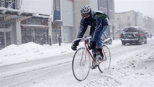 Faire du vélo en hiver n’est plus un non-sens même en sens interdit.