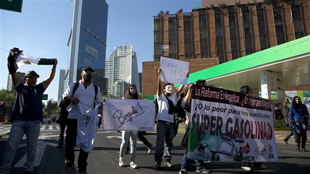 Manifestantes mexicanos bloquean la transitada Avenida Insurgentes, en la capital del país, para protestar contra el alza de los precios de la gasolina y el diesel. La liberalización de precios de los combustibles ha generado protestas y bloqueos en todo el país. 