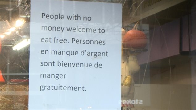 蒙特利尔一餐馆贴出告示欢迎没有钱的人免费用餐