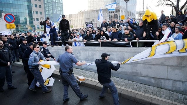 Manifestantes se enfrentan a la policía frente a la corte militar en Tel Aviv.