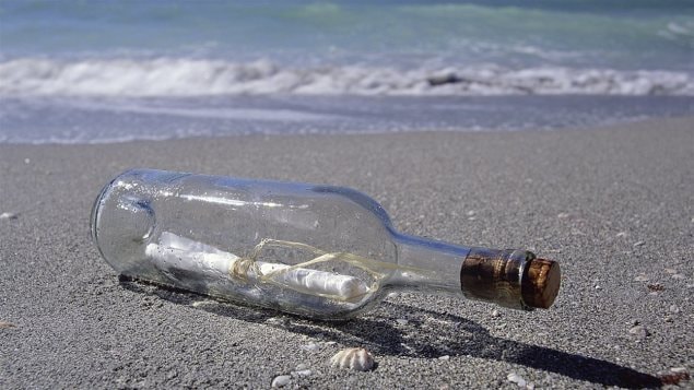 زجاجة في البحر