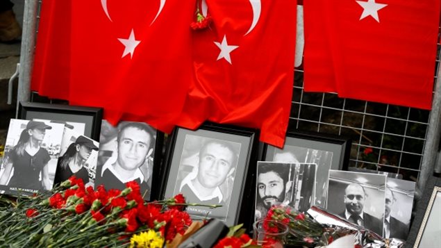زهور وصور الضحايا أمام ملهى رينا في اسطنبول