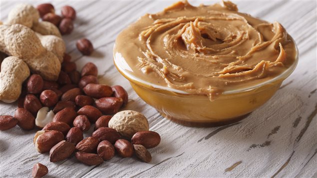 Des noix, des arachides et du beurre d'arachides Des noix, des arachides et du beurre d'arachides