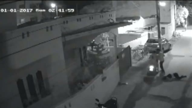 Mujer agredida por dos hombres en moto. 