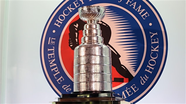 La coupe Stanley exposée au Temple de la renommée du hockey.