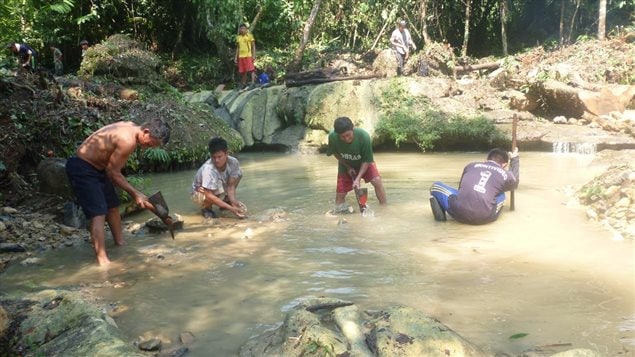 Indígenas de la región amazónica peruana trabajando para llevar agua a sus comunidades y familias. La organización canadiense Les Ailes de l’Espérance -Alas de la Esperanza- los acompaña y los ayuda con el financiamiento y los expertos. 