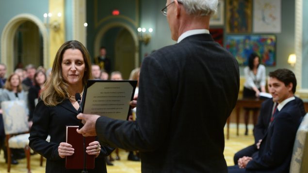 Chrystia Freeland est assermentée à titre de ministre des Affaires étrangères du Canada, sous l’oeil du premier ministre Justin Trudeau.