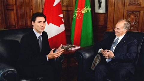 Le premier ministre Justin Trudeau dans son bureau à Ottawa avec l’Aga Khan, en mai 2016Photo: Sean Kilpatrick La Presse canadienne