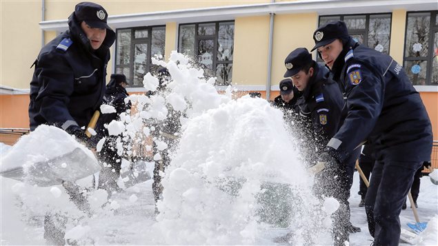 Militares y gendarmes fueron afectados a tareas de rescate y remoción de la nieve.