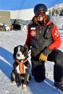 维斯勒滑雪场安全巡视员肯尼迪女士和爱犬赛兰