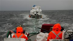 L'équipage de la Ocean Legacy Foundation remorque des débris marins de la Côte Ouest de l'Ile de Vancouver. L'équipage de la Ocean Legacy Foundation remorque des débris marins de la Côte Ouest de l'Ile de Vancouver.