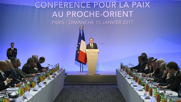 الرئيس الفرنسي فرانسوا هولاند متحدثاً يوم الأحد الفائت في المؤتمر من أجل السلام في الشرق الأوسط الذي انعقد في باريس بحضور ممثلين عن أكثر من سبعين دولة ومنظمة