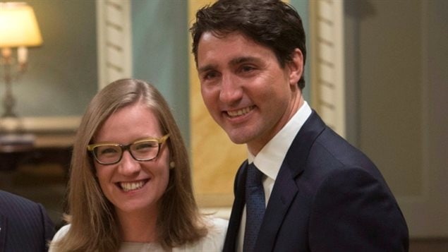 Le Premier ministre Justin Trudeau pose avec Karina Gould, la nouvelle ministre des institutions démocratiques. (Presse Canadienne / Adrian Wyld)