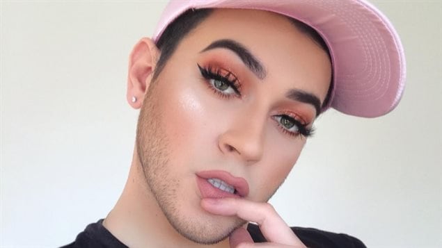 Manny Gutierrez suivi par 3 millions d'abonnés sur Instagram, et nouvel égérie de Maybelline pour son nouveau Big Shot Mascara by Colossale. Manny Gutierrez suivi par 3 millions d'abonnés sur Instagram, et nouvel égérie de Maybelline pour son nouveau Big Shot Mascara by Colossale.