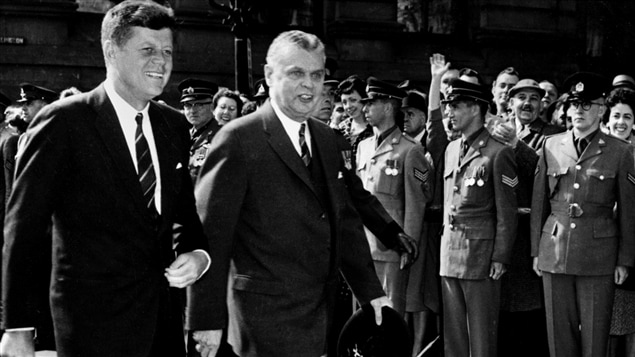 John F. Kennedy et le premier ministre John Diefenbaker lors de la visite officielle du président américain au Canada, en 1961. John F. Kennedy et le premier ministre John Diefenbaker lors de la visite officielle du président américain au Canada, en 1961.