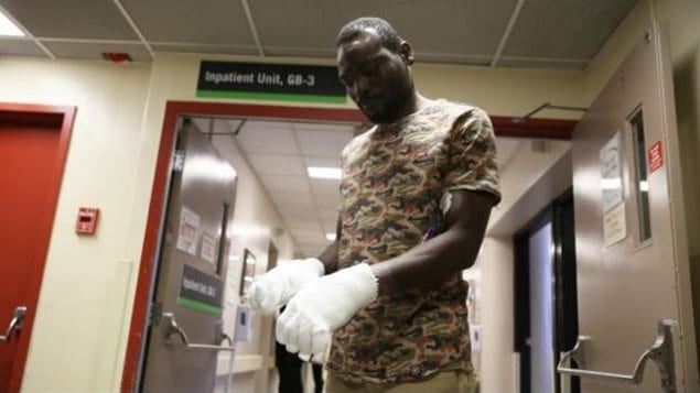 El ghanés Seidu Mohammed, de 24 años, sufrió el congelamiento de las manos tratando de cruzar la frontera hacia Canadá.