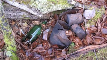 Des vestiges d’anciens camps forestiers, retrouvés sur le site de Parcs Canada au lac La Pipe Photo : Radio-Canada / Marie-Eve Cousineau