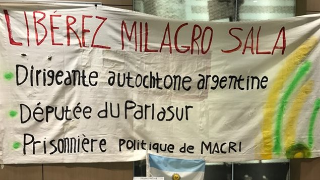 Tela del Comité por la liberación de Milagro Sala en Montreal