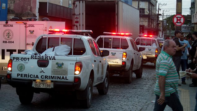 Los cuerpos de los reos asesinados llegan a la morgue.