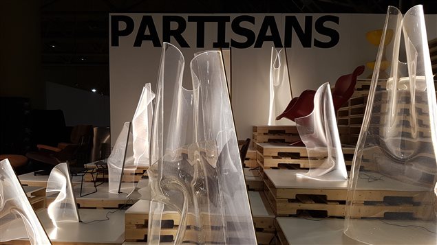 Une sculpture éclairée de Partisans. Une sculpture éclairée de Partisans.