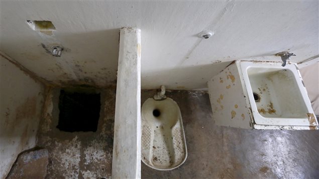 La última vez, Guzmán se evadió por un tunel, al que accedió a través de un agujero en la ducha de su celda.