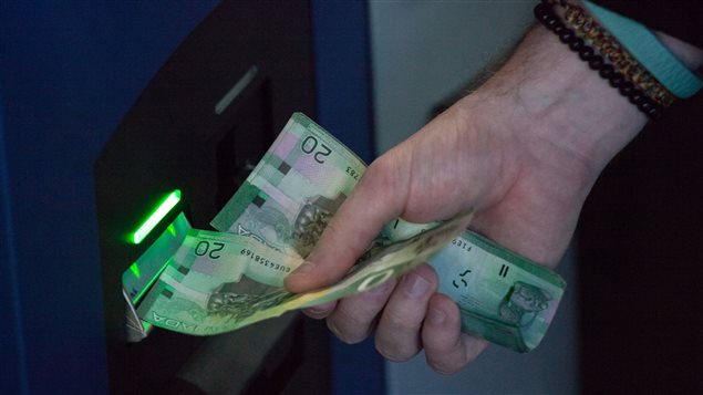 Los canadienses necesitan más billetes para pagar sus productos.
