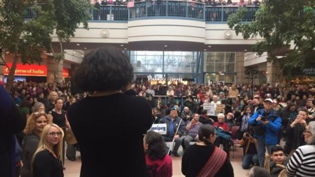 Les participants à la « Marche des femmes » contre Trump se sont réunis au centre commercial Place Portage. Les participants à la « Marche des femmes » contre Trump se sont réunis au centre commercial Place Portage.