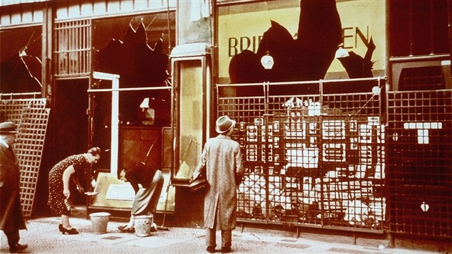 Résultat des attaques contre les commerces de Juifs allemands, au lendemain de la Nuit de cristal, en novembre 1938. Résultat des attaques contre les commerces de Juifs allemands, au lendemain de la Nuit de cristal, en novembre 1938.