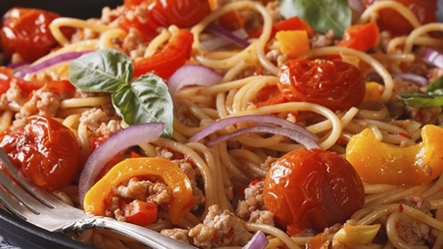 Ce spaghetti aux boulettes de viande contient 1 760 calories, le total presque de toutes les calories que devrait consommer une femme de taille moyenne en une journée.Photo Credit: istockphoto.com