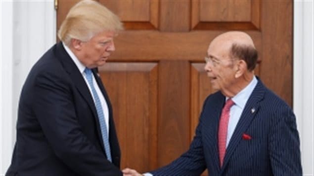 Donald Trump y su Secretario de Comercio, el multimillonario Wilbur Ross. Ambos sostienen que el TLCAN tiene que ser renegociado.