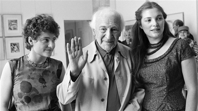 El pintor Marc Chagall en 1979 junto a sus nietas Meret et Bella