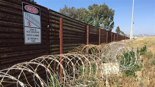 Un mur et des barbelés le long de la frontière entre les États-Unis et le Mexique Un mur et des barbelés le long de la frontière entre les États-Unis et le Mexique