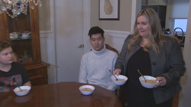 Suzanne Burnie为两位中国小留学生提供食宿服务